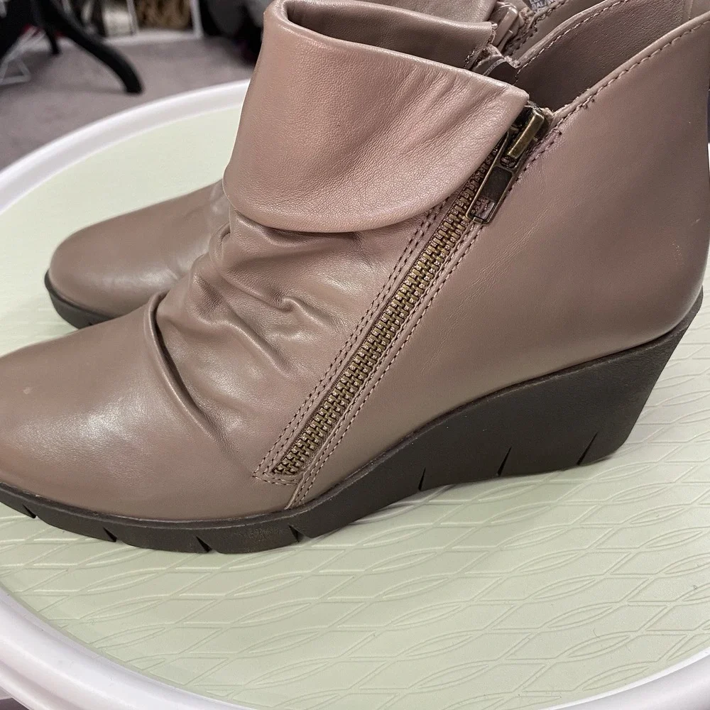 Women's Cliffs By White Mountain Penwood Taupe Leather Ankle Boot-NWOT-zip-wedge